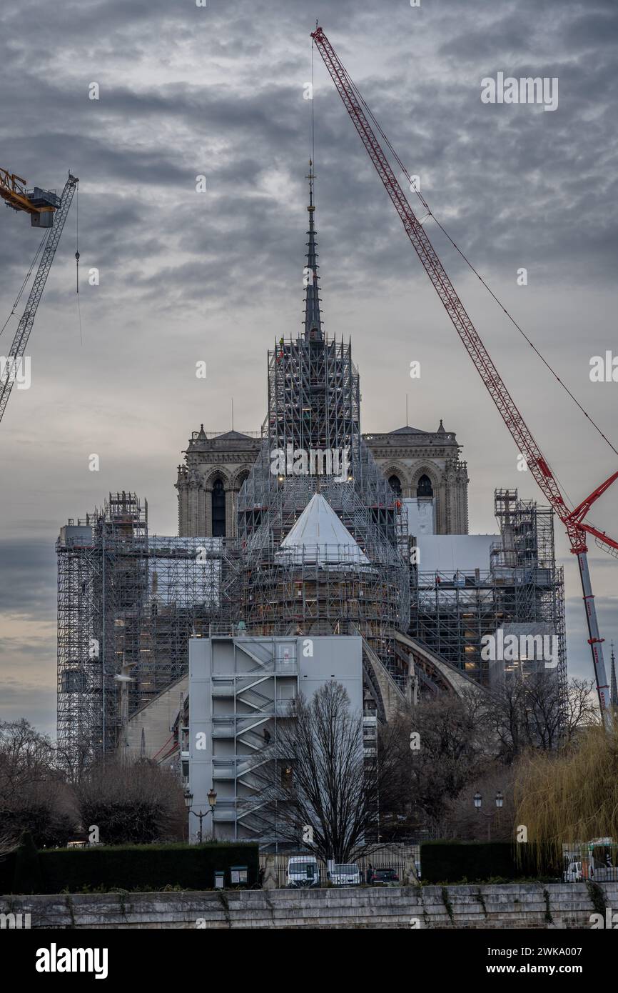 Parigi, Francia - 02 15 2024: Notre Dame de Paris. Vista della guglia sormontata dal gallo dorato della cattedrale di Notre-Dame che emerge dall'immensa sc Foto Stock