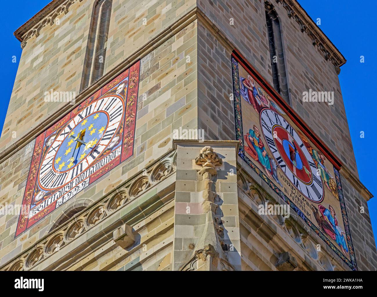BRASOV, TRANSILVANIA, ROMANIA - 11 LUGLIO 2020: Torre dell'orologio della Chiesa Nera, costruita dalla comunità tedesca della città in stile gotico. Iniziata in 1 Foto Stock