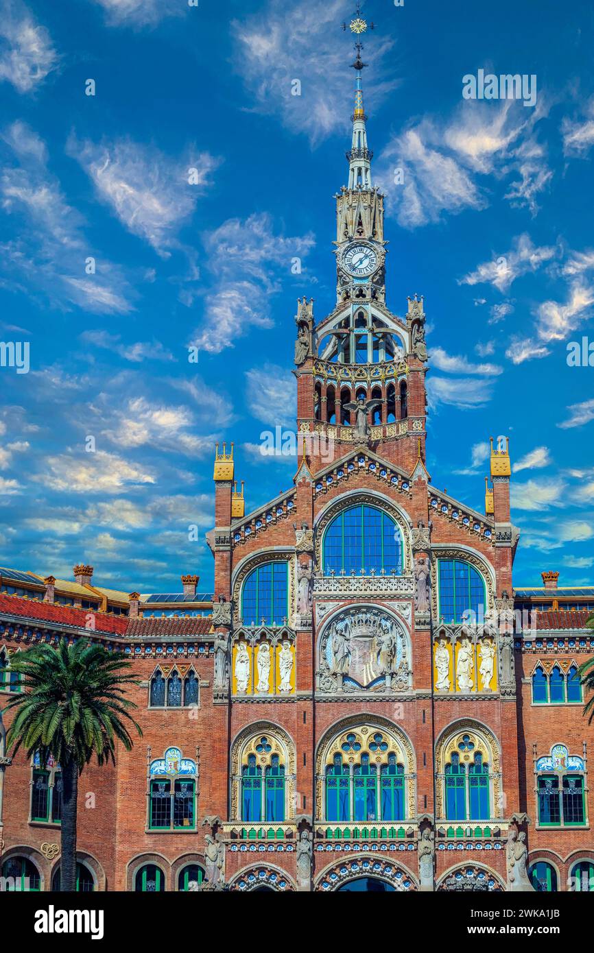 Barcellona, Spagna - 27 febbraio 2022: Dettaglio dell'ex Hospital de la Santa Creu i Sant Pau, costruito nel 1901-1930, in stile Art Nouveau, architetto catalano LLU Foto Stock