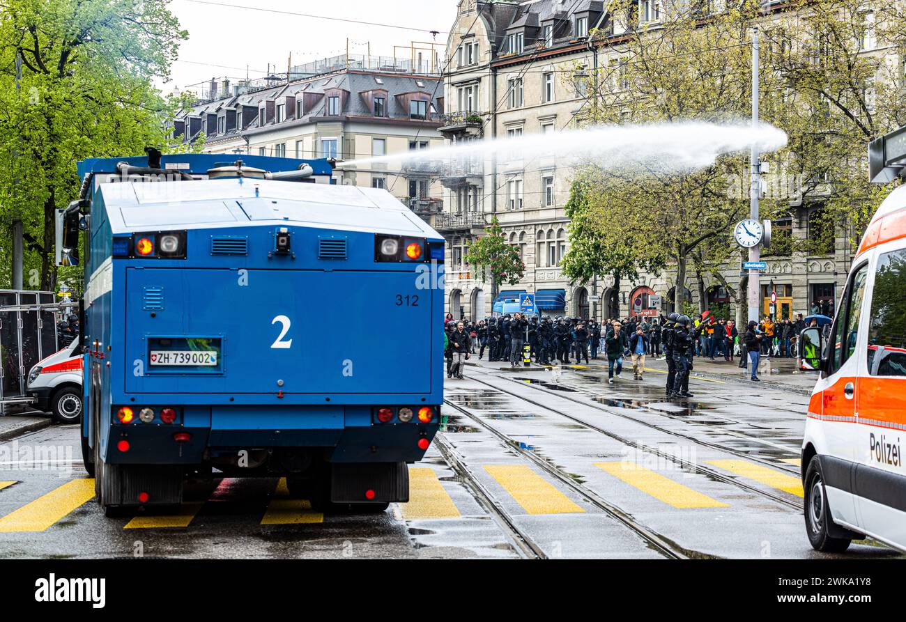 Die Polizei muss im Verlauf mehrfach den Wasserwerfer, Gummischrott und Reizstoff einsetzen. (Zürich, Schweiz, 1. Mai 2023) Foto Stock