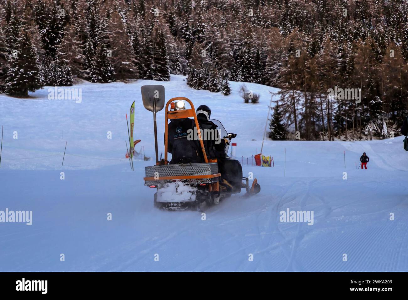 Addetti alla manutenzione in motoslitta per monitorare la pista da sci della Val-Cenis, località delle Alpi francesi Foto Stock