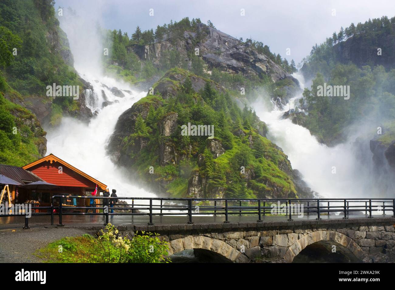 Ponte presso la cascata gemella Latefossen nella valle di Odda, Norvegia Foto Stock