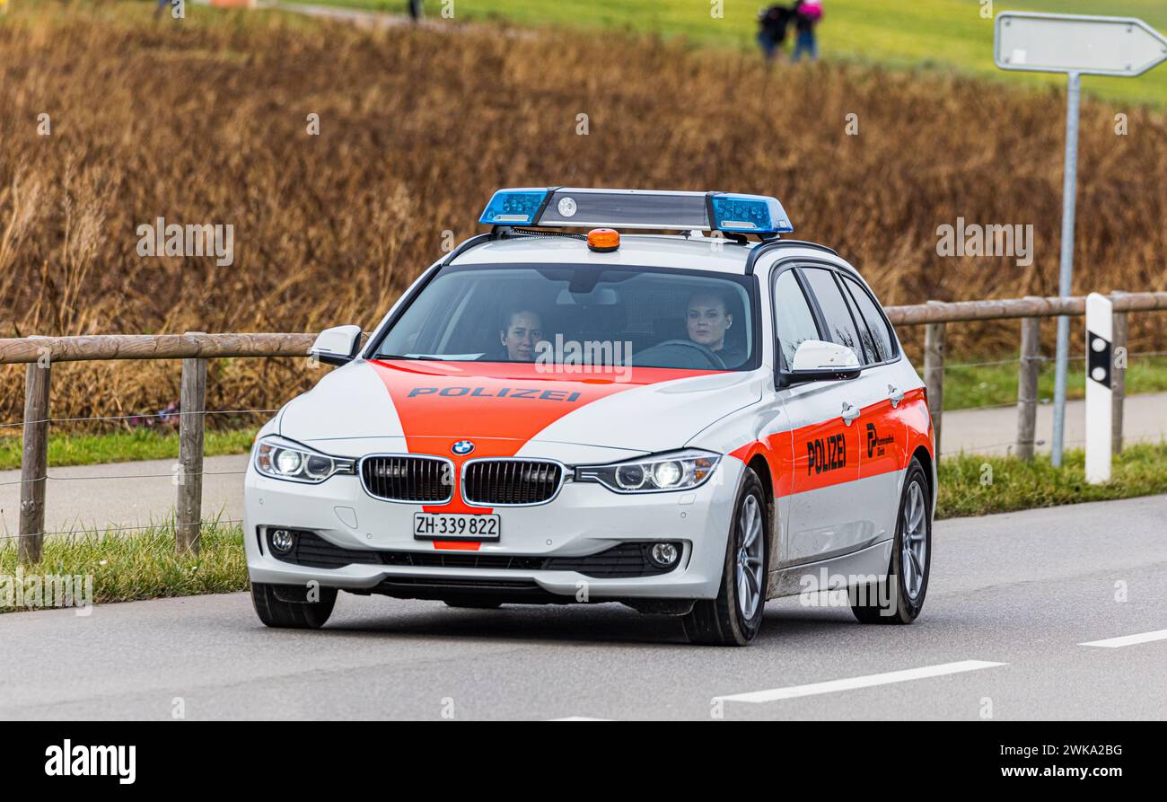 Ein Patrouillienfahrzeug der Kantonsfahrzeug der Fahrzeugmarke BMW fährt mit zwei Polizistinnen auf einer Strasse ausserorts im Zürcher Unterland. (OST Foto Stock