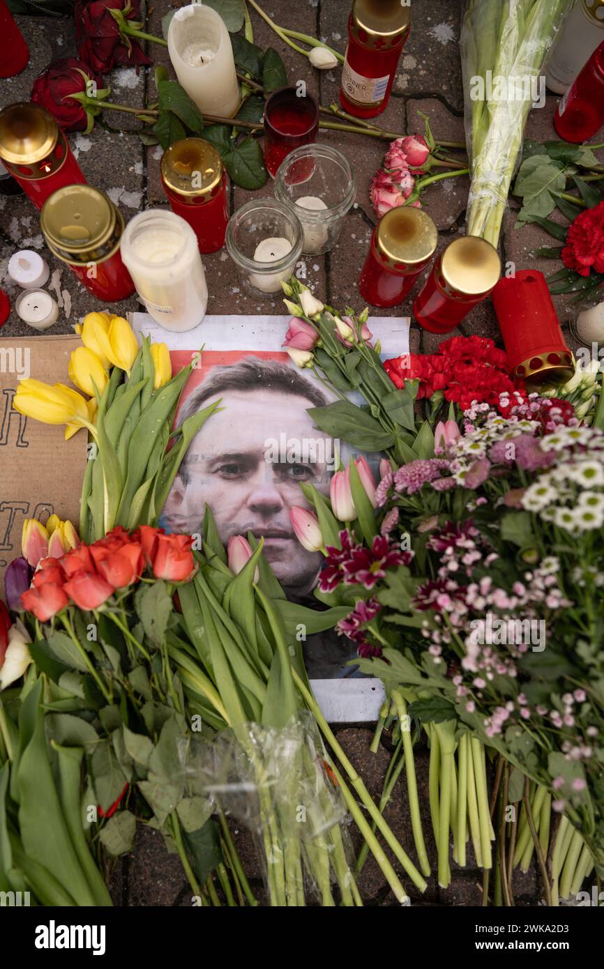 Assia, Francoforte sul meno, Germania. 19 febbraio 2024, Assia, Francoforte sul meno: Fiori, candele e foto si trovano di fronte al Consolato generale russo a Francoforte in seguito alla morte di Alexei Navalny. Navalny morì il 16.02.2024 all'età di 47 anni in un campo penale siberiano, secondo la magistratura. I servizi consolari presso questa rappresentanza sono stati sospesi dal 1° gennaio 2024. Foto: Frank Rumpenhorst/dpa/Frank Rumpenhorst/dpa credito: dpa Picture Alliance/Alamy Live News Foto Stock