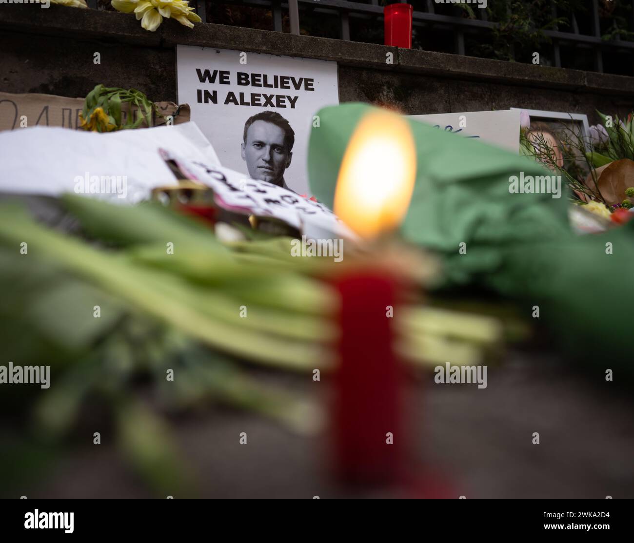 Assia, Francoforte sul meno, Germania. 19 febbraio 2024, Assia, Francoforte sul meno: Fiori, candele e foto si trovano di fronte al Consolato generale russo a Francoforte in seguito alla morte di Alexei Navalny. Navalny morì il 16.02.2024 all'età di 47 anni in un campo penale siberiano, secondo la magistratura. I servizi consolari presso questa rappresentanza sono stati sospesi dal 1° gennaio 2024. Foto: Frank Rumpenhorst/dpa/Frank Rumpenhorst/dpa credito: dpa Picture Alliance/Alamy Live News Foto Stock Assia, Francoforte sul meno, Germania. 19 febbraio 2024, Assia, Francoforte sul meno: Fiori, candele e foto si trovano di fronte al Consolato generale russo a Francoforte in seguito alla morte di Alexei Navalny. Navalny morì il 16.02.2024 all'età di 47 anni in un campo penale siberiano, secondo la magistratura. I servizi consolari presso questa rappresentanza sono stati sospesi dal 1° gennaio 2024. Foto: Frank Rumpenhorst/dpa/Frank Rumpenhorst/dpa credito: dpa Picture Alliance/Alamy Live News Foto Stock