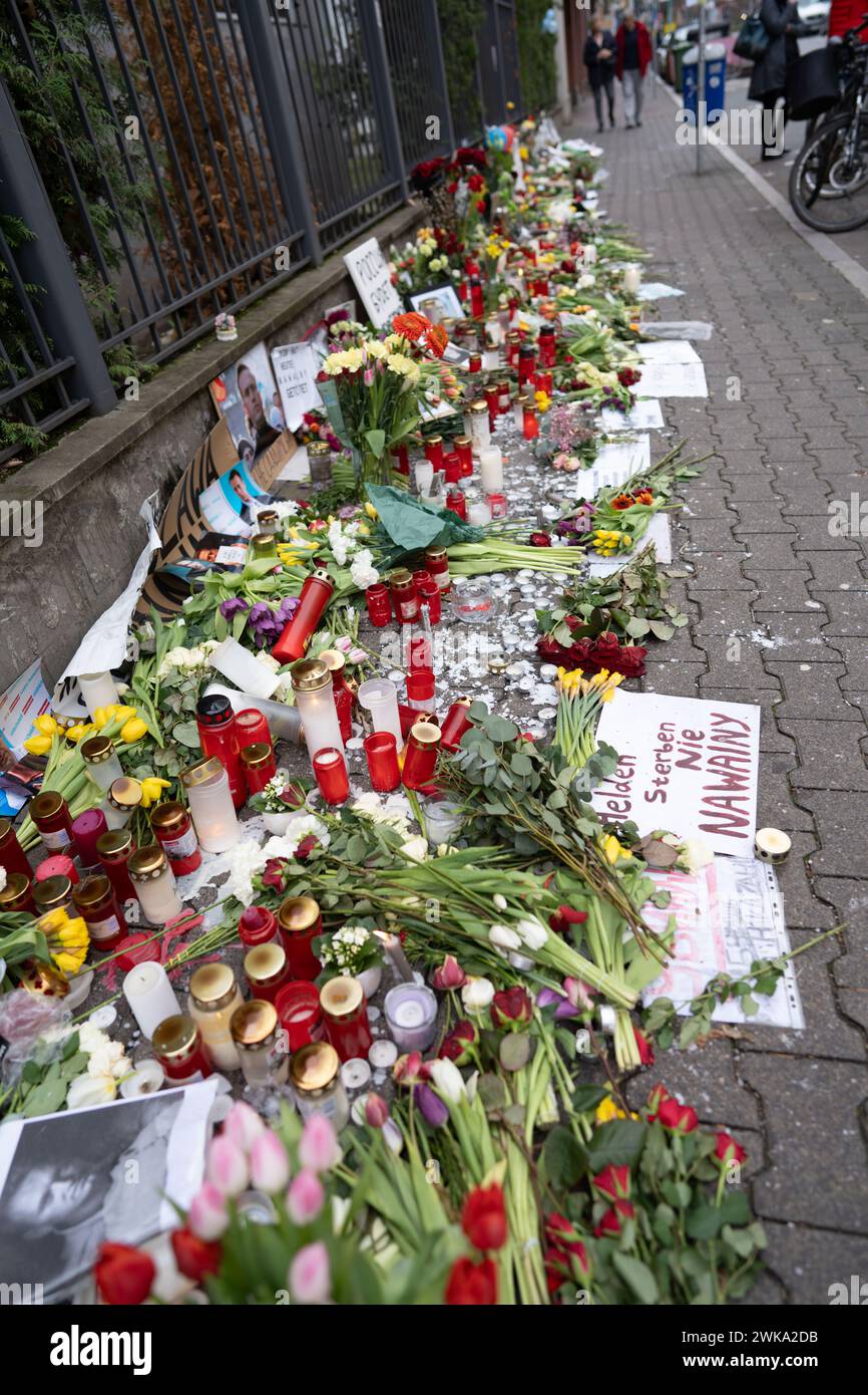 Assia, Francoforte sul meno, Germania. 19 febbraio 2024, Assia, Francoforte sul meno: Fiori, candele e foto si trovano di fronte al Consolato generale russo a Francoforte in seguito alla morte di Alexei Navalny. Navalny morì il 16.02.2024 all'età di 47 anni in un campo penale siberiano, secondo la magistratura. I servizi consolari presso questa rappresentanza sono stati sospesi dal 1° gennaio 2024. Foto: Frank Rumpenhorst/dpa/Frank Rumpenhorst/dpa credito: dpa Picture Alliance/Alamy Live News Foto Stock Assia, Francoforte sul meno, Germania. 19 febbraio 2024, Assia, Francoforte sul meno: Fiori, candele e foto si trovano di fronte al Consolato generale russo a Francoforte in seguito alla morte di Alexei Navalny. Navalny morì il 16.02.2024 all'età di 47 anni in un campo penale siberiano, secondo la magistratura. I servizi consolari presso questa rappresentanza sono stati sospesi dal 1° gennaio 2024. Foto: Frank Rumpenhorst/dpa/Frank Rumpenhorst/dpa credito: dpa Picture Alliance/Alamy Live News Foto Stock