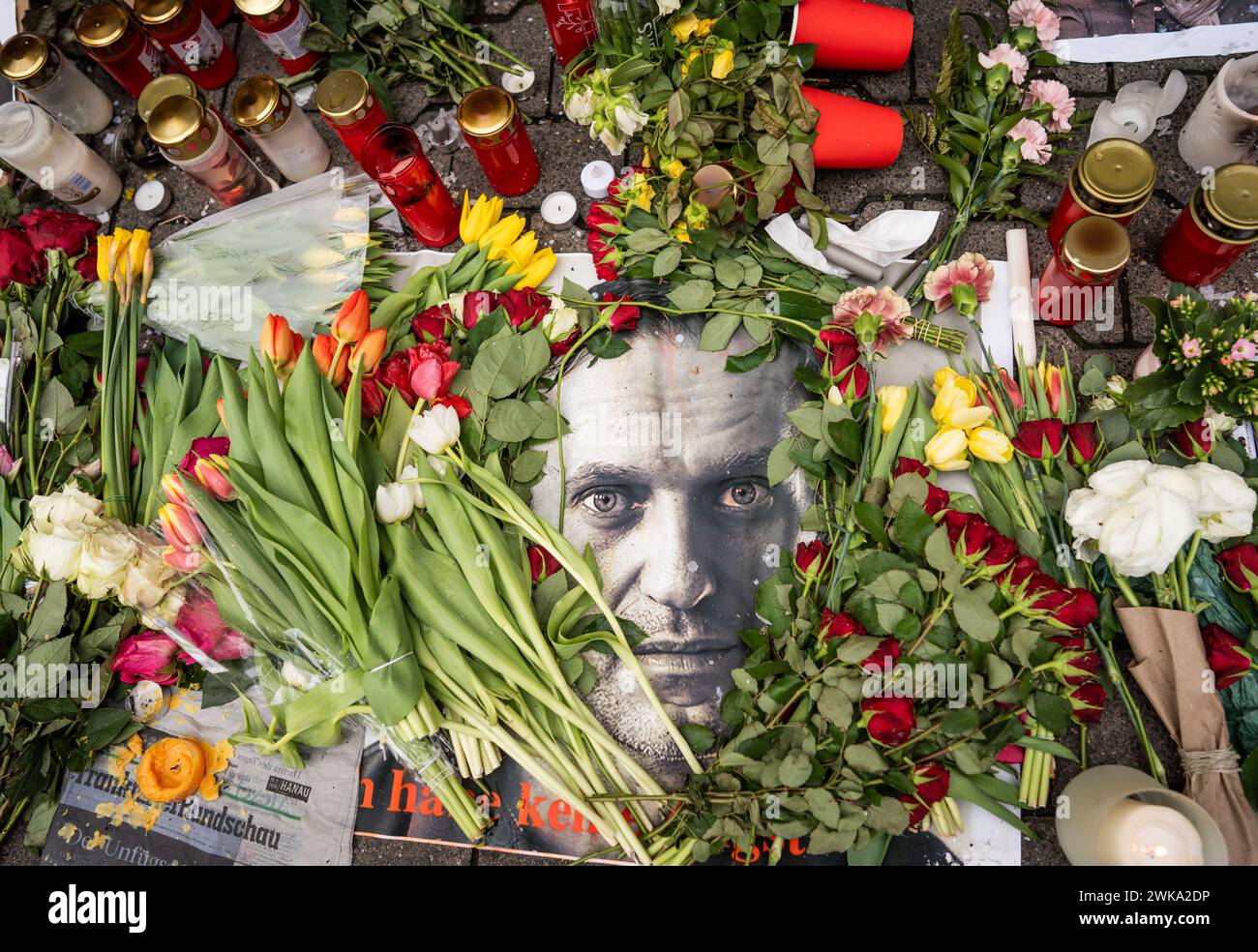 Assia, Francoforte sul meno, Germania. 19 febbraio 2024, Assia, Francoforte sul meno: Fiori, candele e foto si trovano di fronte al Consolato generale russo a Francoforte in seguito alla morte di Alexei Navalny. Navalny morì il 16.02.2024 all'età di 47 anni in un campo penale siberiano, secondo la magistratura. I servizi consolari presso questa rappresentanza sono stati sospesi dal 1° gennaio 2024. Foto: Frank Rumpenhorst/dpa/Frank Rumpenhorst/dpa credito: dpa Picture Alliance/Alamy Live News Foto Stock