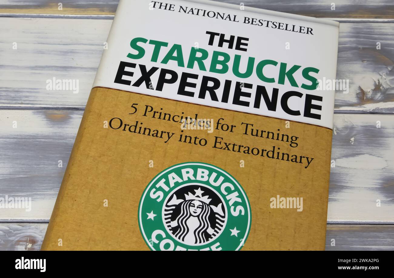 Viersen, Germania - 9 gennaio. 2024: Primo piano del libro di Joseph A. Michelli Cover The Starbucks Experience Foto Stock