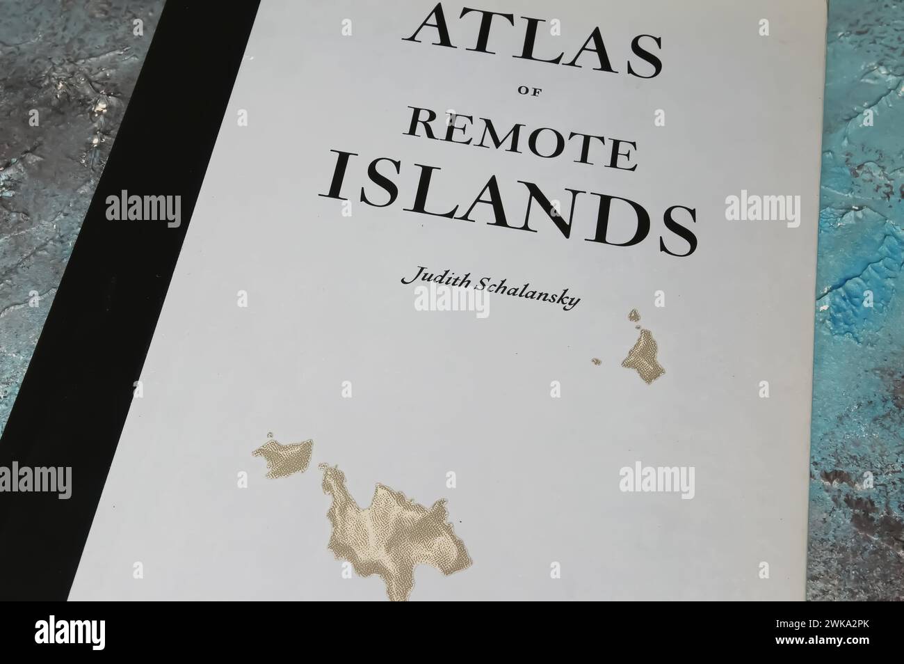 Viersen, Germania - 9 gennaio. 2024: Primo piano della scrittrice tedesca Judith Schalansky copertina del libro Atlas of remote Islands, libro dell'anno e design Award W Foto Stock