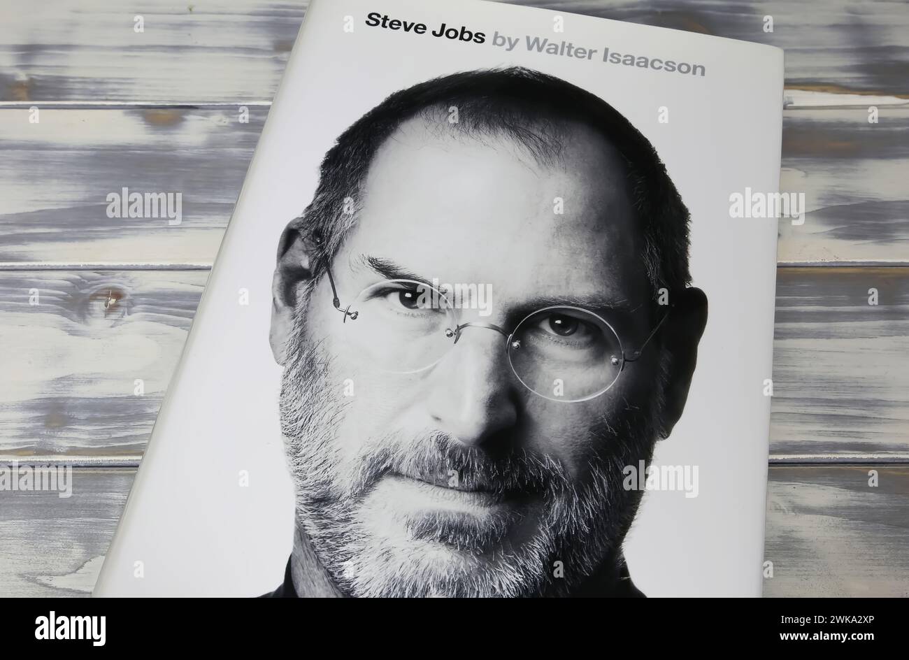 Viersen, Germania - 9 gennaio. 2024: Primo piano della copertina del libro di Walter Isaacson, biografia e ritratto di Steve Jobs fondatore della Apple Foto Stock