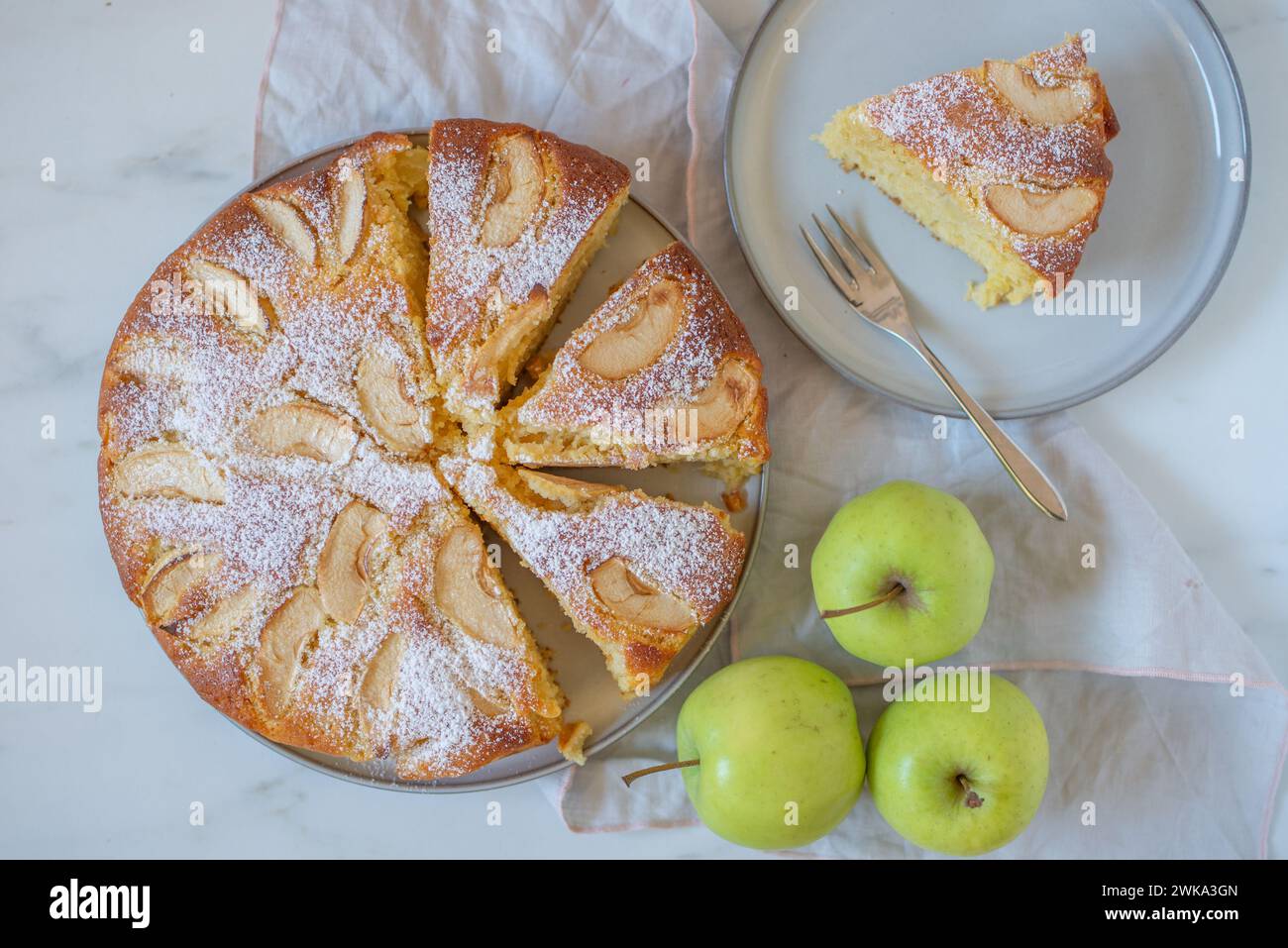 Fetta di torta di mele appena sfornata Foto Stock