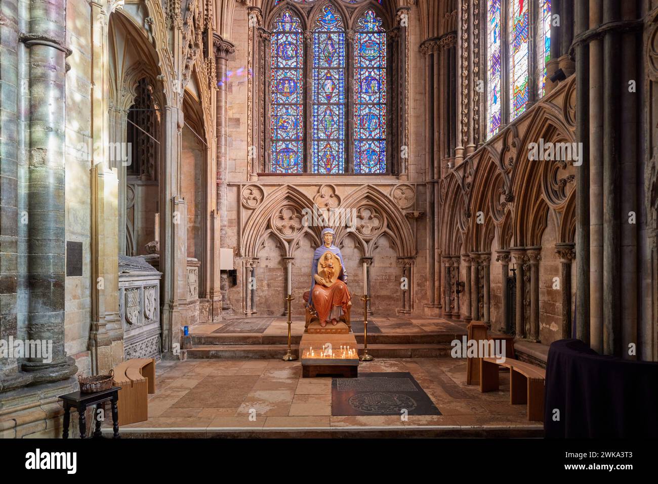 Una moderna scultura (2014) della Vergine Maria che tiene il bambino Gesù di Aidan Hart nella Cappella di San Nicola, o Cantilupe Chantry. Lincoln Cathed Foto Stock