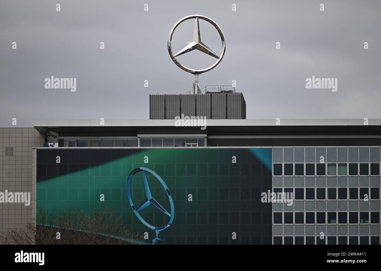 Stoccarda, Germania. 19 febbraio 2024. Il logo del marchio Mercedes-Benz sull'edificio amministrativo della sede centrale di Stoccarda-Untertürkheim. Crediti: Bernd Weißbrod/dpa/Alamy Live News Foto Stock