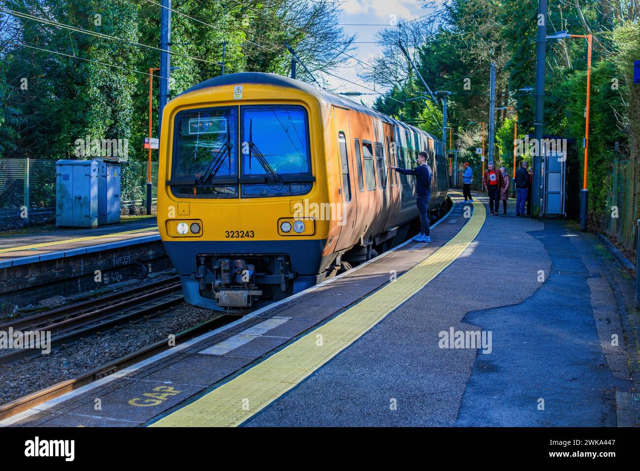 Stazione ferroviaria suburbana di Commuter passeggeri a propulsione elettrica. Foto Stock