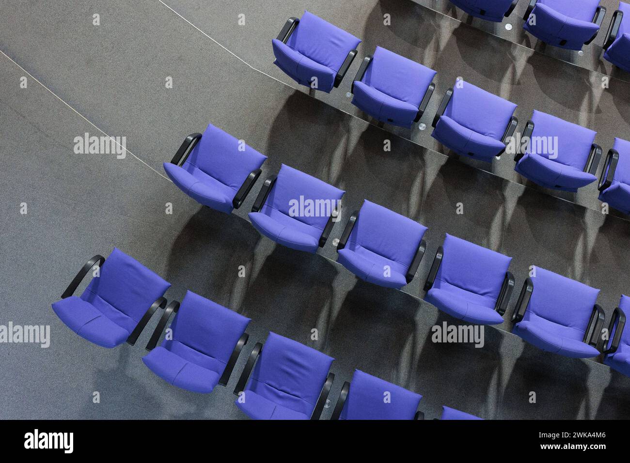 Leere StâˆöÂºhle im Plenum des deutschen Bundestages, Berlino, 19.02.2024. Berlin Deutschland *** sedie vuote nel plenum del Bundestag tedesco, B. Foto Stock
