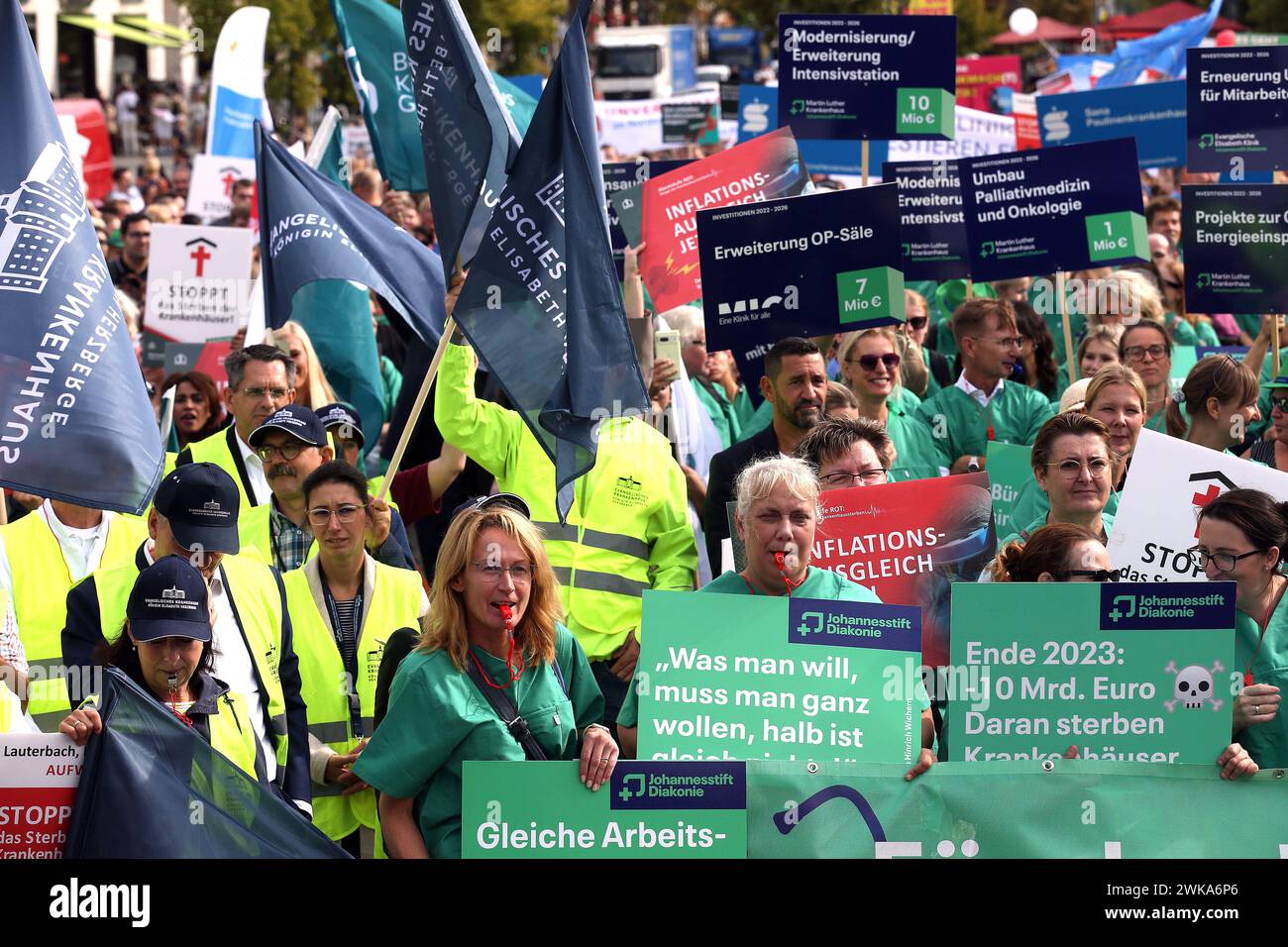 Demo gegen Krankenhaussterben Berlin 20.09.2023: Kundgebung Rettet unsere Krankenhäuser der Berliner Krankenhausgesellschaft im Rahmen des bundesweiten Aktionstages Alarmstufe Rot-Krankenhäuser in Not vor dem Brandenburger Tor. Beschäftigte aus Krankenhäusern in ganz Deutschland versammelten sich zur Demonstration auf dem Pariser Platz. Berlino Berlino Berlino *** dimostrazione contro le morti ospedaliere Berlino 20 09 2023 Rally Save Our Hospitals organizzato dalla Berlin Hospital Association come parte della giornata nazionale di azione Red Alert Hospitals in Need di fronte al dipendente della porta di Brandeburgo Foto Stock