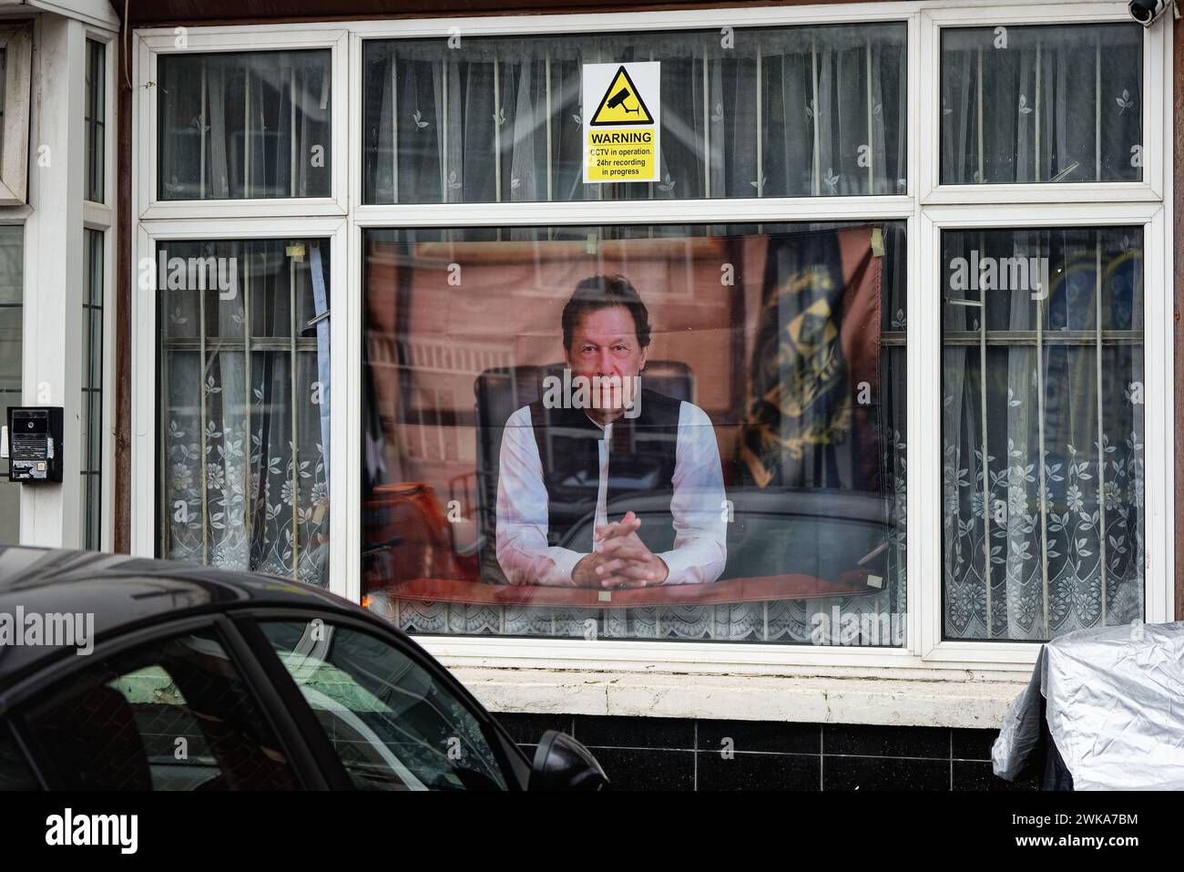 Un grande poster del politico pakistano Imran Khan in carcere in mostra in una finestra di una casa di periferia a Southall bagna Londra Inghilterra Regno Unito Foto Stock