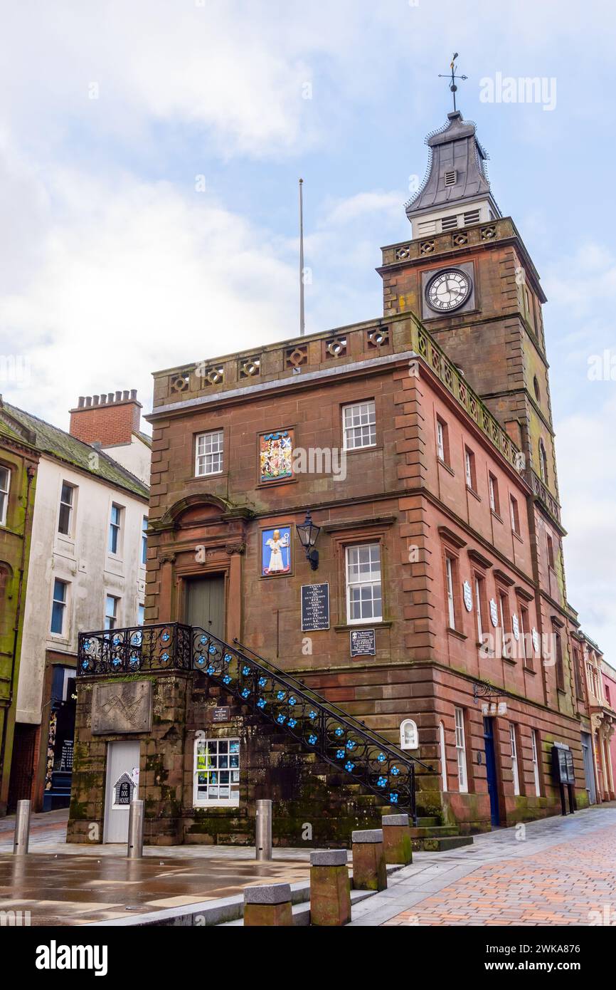 Il Midsteeple of Dumfries, costruito nel 1707 dall'architetto Tobias Bachop. Originariamente utilizzato come Tolbooth, ora è un edificio municipale. Foto Stock