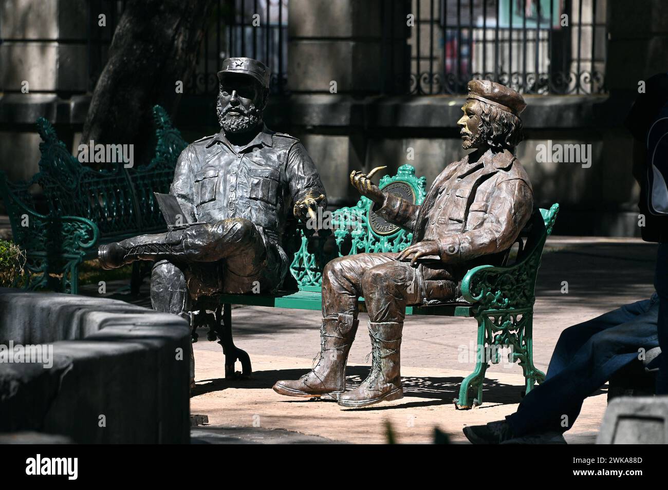 Monumento Encuentro, Denkmal Begegnung, zwei Bronzestatuen von Fidel Castro und che Guevara, Tabacalera, Cuauhtemoc, Mexiko Stadt *** Monumento Encuentro, Meeting Monument, due statue in bronzo di Fidel Castro e che Guevara, Tabacalera, Cuauhtemoc, città del Messico Foto Stock