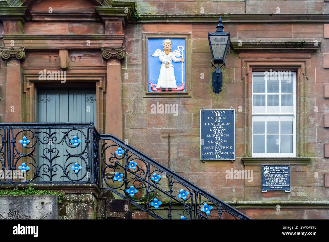 Porta principale per la Midsteeple di Dumfries, costruita nel 1707 dall'architetto Tobias Bachop. Originale utilizzato come Tolbooth, è ora un edificio municipale. Foto Stock