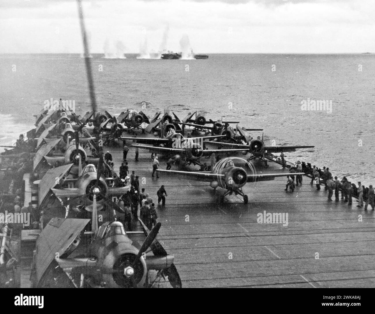 BATTAGLIA DEL GOLFO DI LEYTE 23-26 OTTOBRE 1944. Bombardamento giapponese della USS White Plains 25 ottobre 1944 mentre i caccia americani si preparano a decollare da un'altra nave. Foto: US Navy Foto Stock