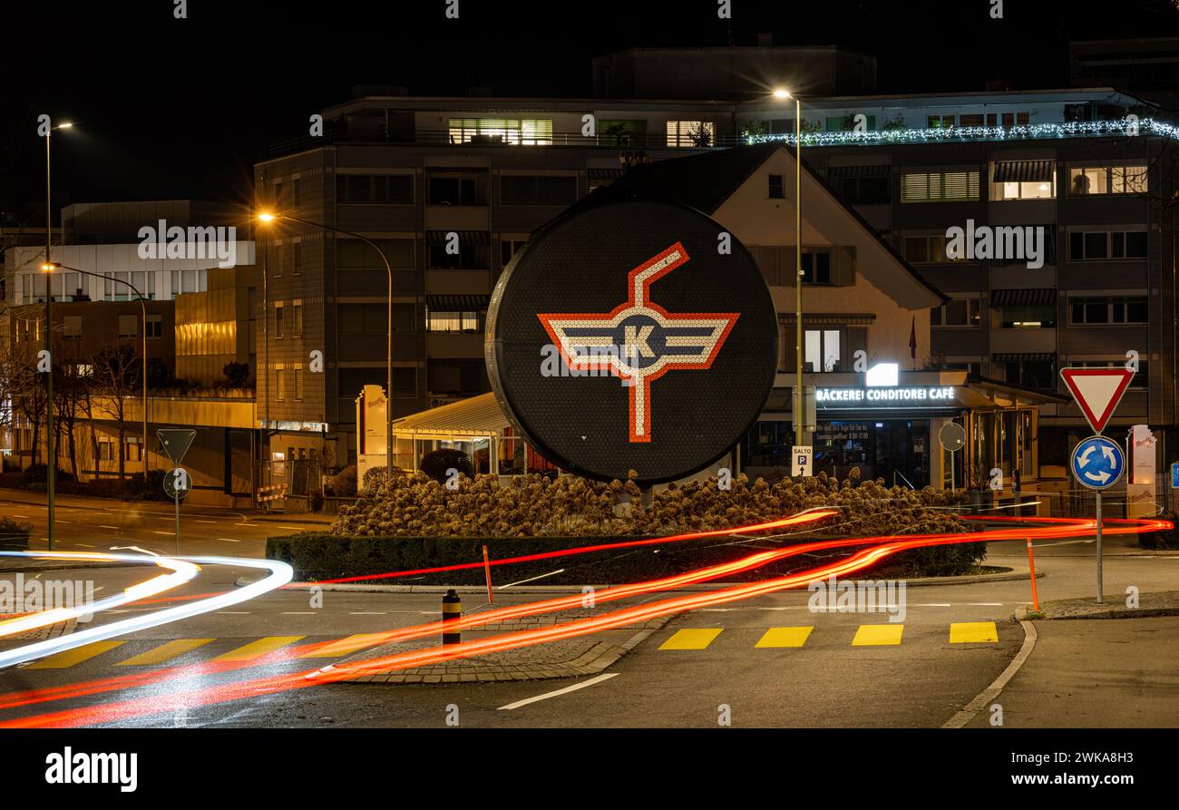 Ein Kreisel in Kloten mit einem riesigen Puck und dem Emblem des ortsansässigen Eishockeyvereins EHC Kloten, welcher in der National League Spielt, da Foto Stock