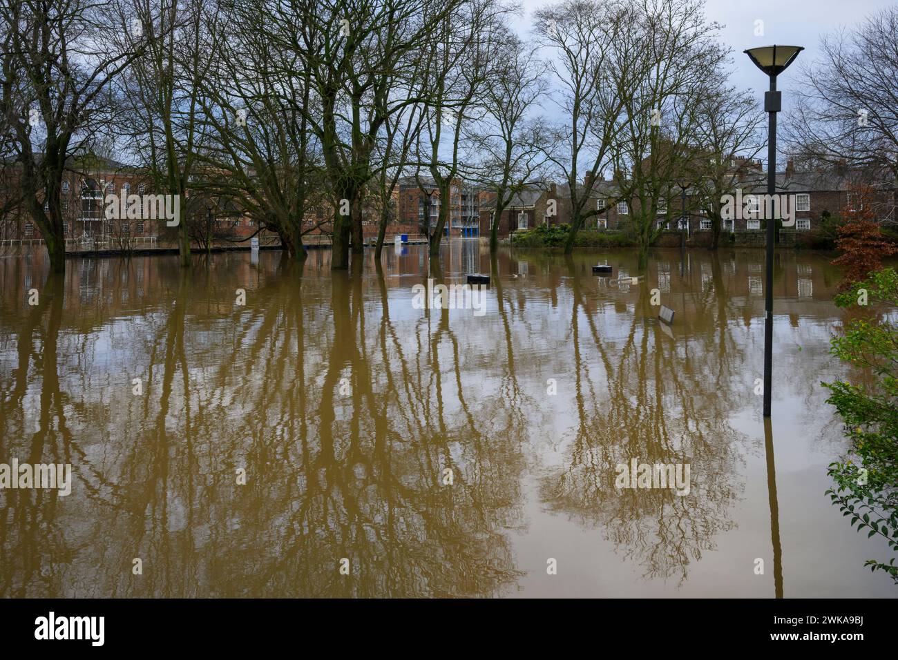 Il fiume Ouse ha fatto scoppiare le sue sponde e inondazioni dopo forti piogge (sommerse le acque del fiume sotto l'inondazione, i parchi) - York, North Yorkshire, Inghilterra, Regno Unito. Foto Stock
