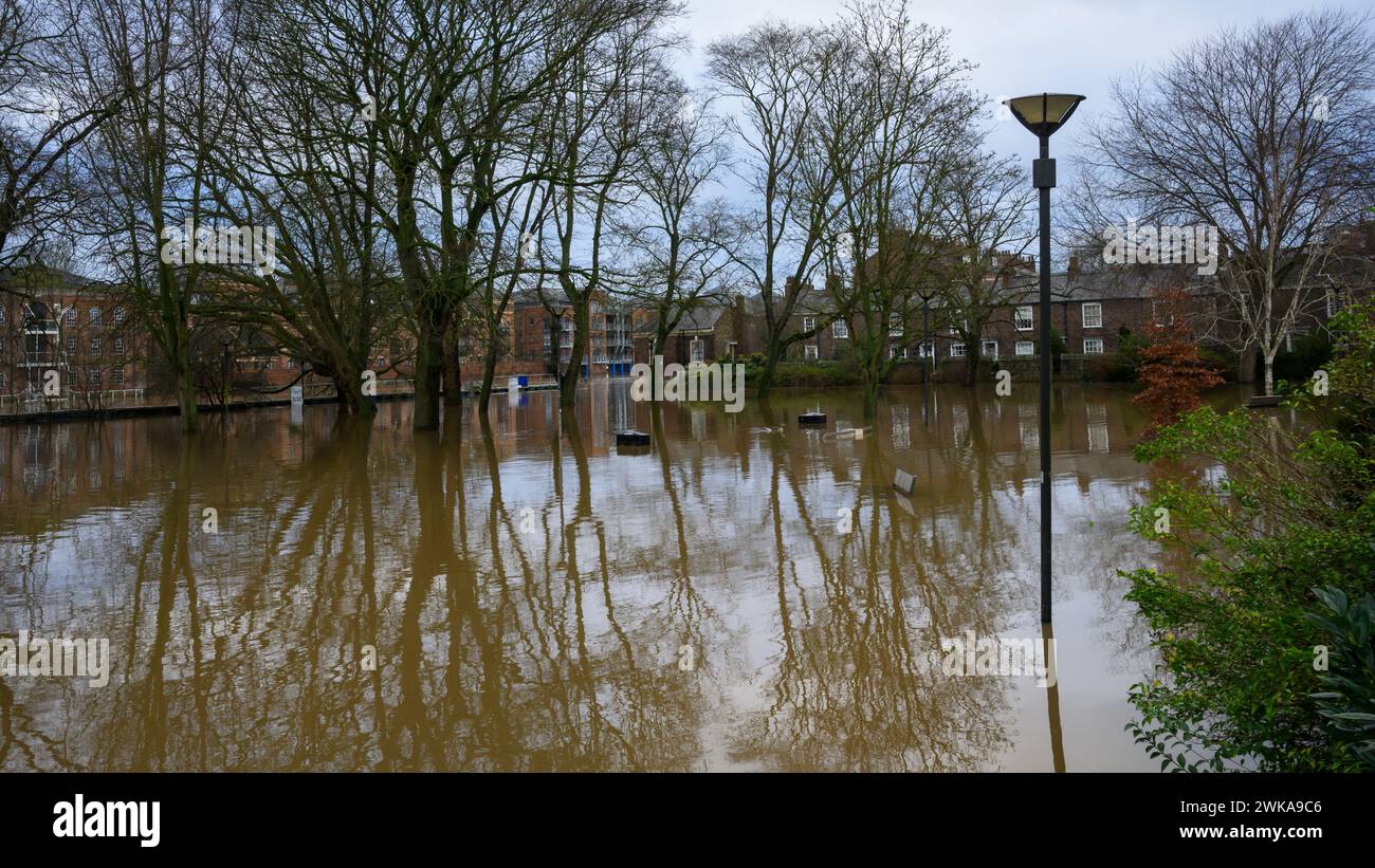 Il fiume Ouse ha fatto scoppiare le sue sponde e inondazioni dopo forti piogge (sommerse le acque del fiume sotto l'inondazione, i parchi) - York, North Yorkshire, Inghilterra, Regno Unito. Foto Stock