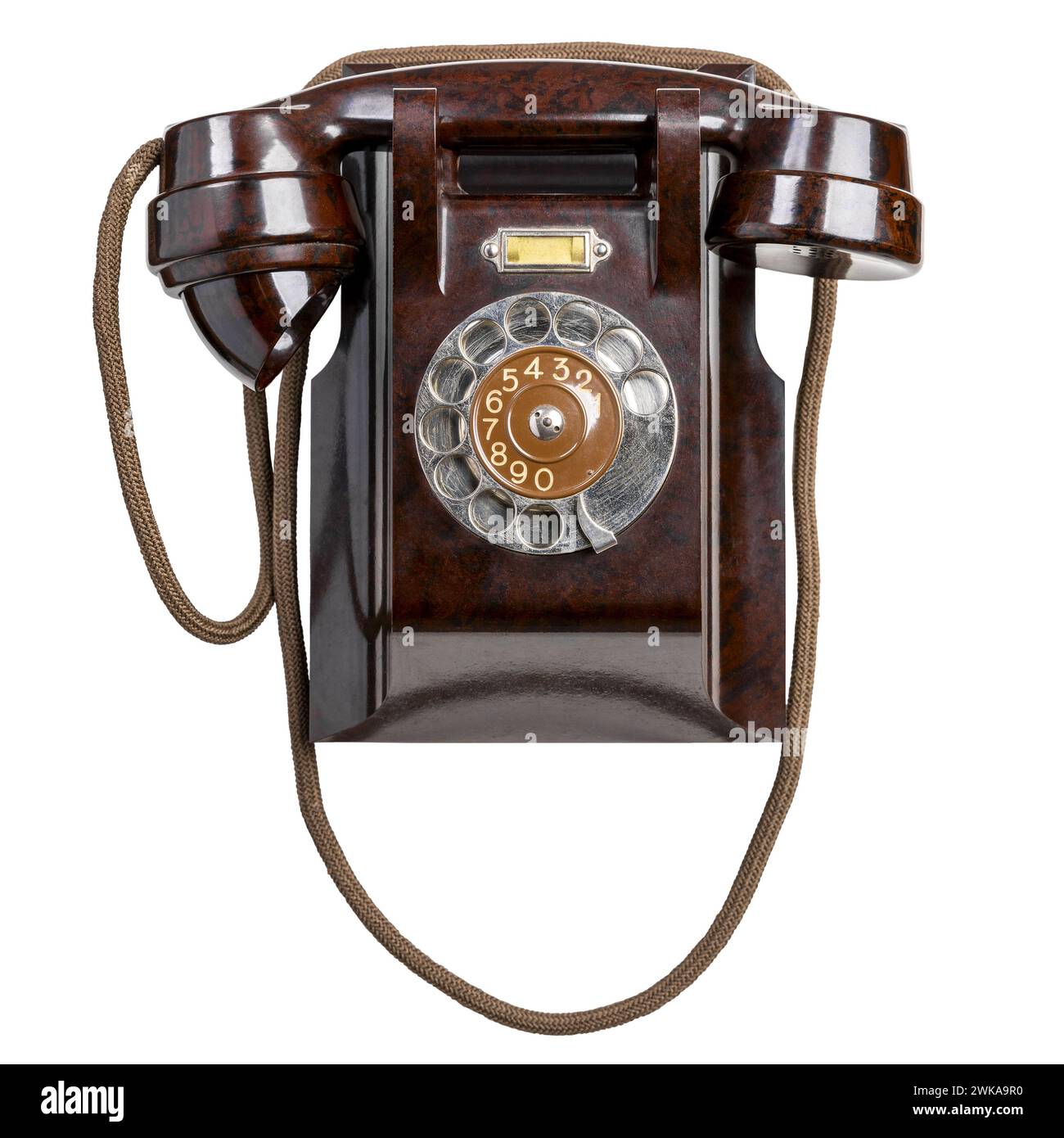 Vecchio telefono in bachelite d'epoca isolato su sfondo bianco. Foto Stock