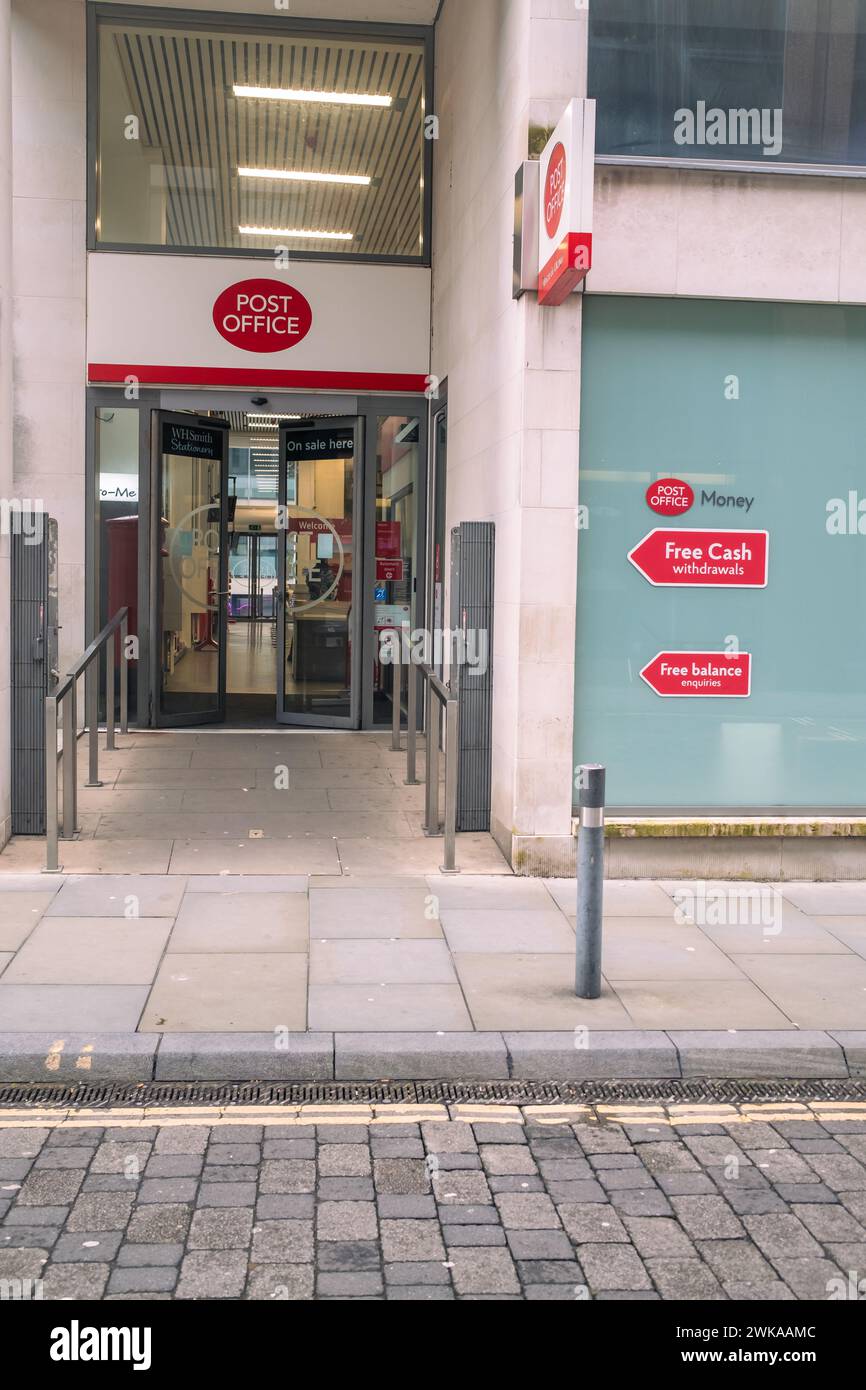 Manchester Regno Unito 17 febbraio 2024. Ufficio postale, porta d'ingresso con cartelli e rampa di accesso per disabili con logo Foto Stock