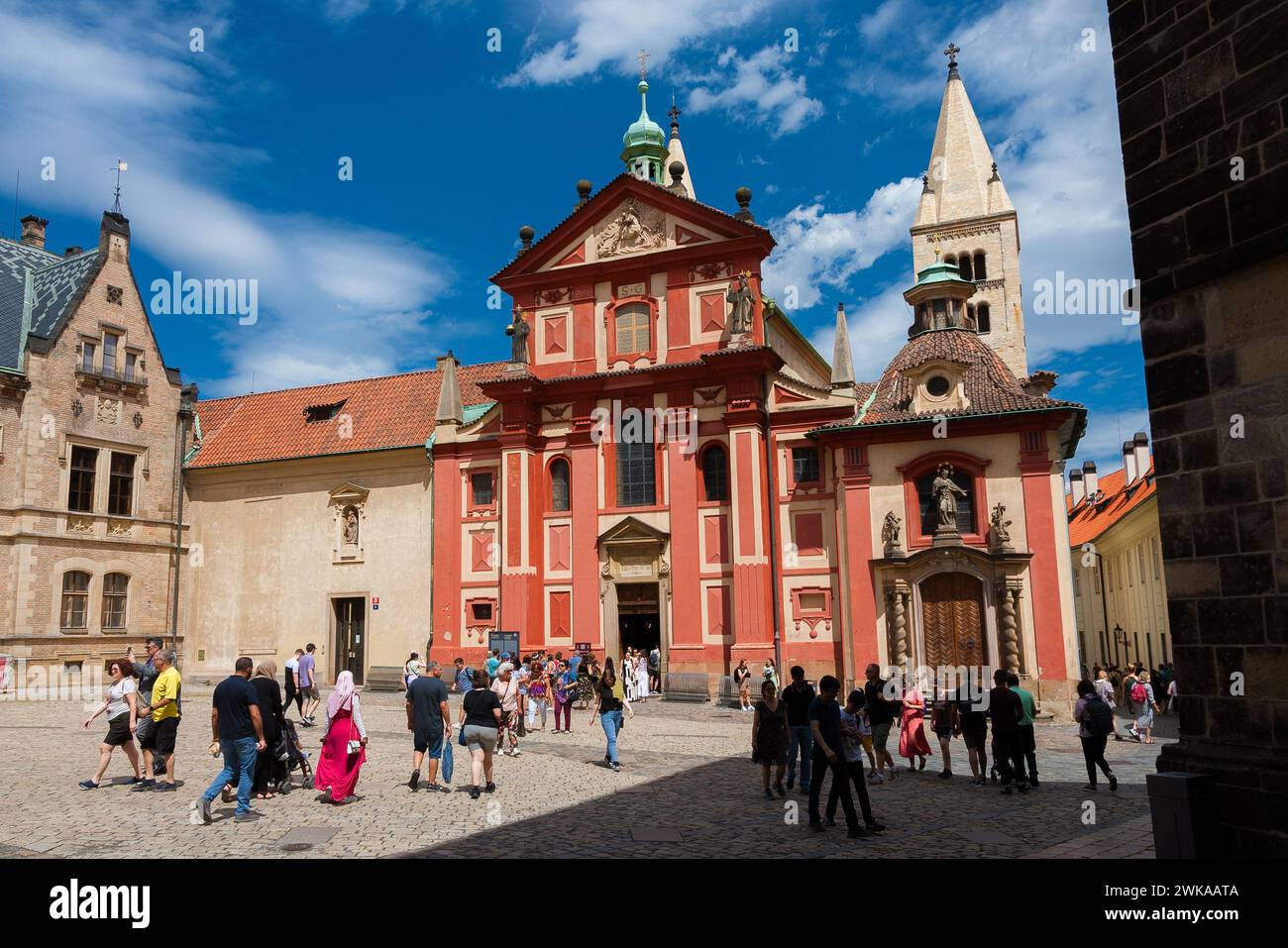 I turisti visitano St La Basilica di Giorgio, una delle chiese più antiche del centro di Praga Foto Stock