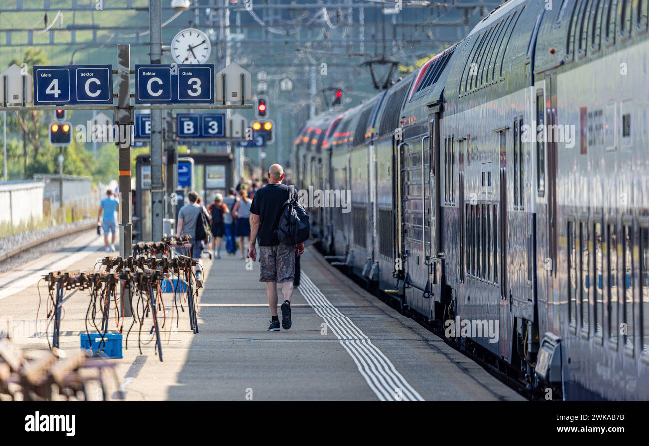 Reisende steigen aus der Zürcher S-Bahn Linie S9 (FFS re 450) am Zürcher Bahnhof Hüntwangen-Wil aus. (Hüntwangen, Svizzera, 17.07.2023) Foto Stock