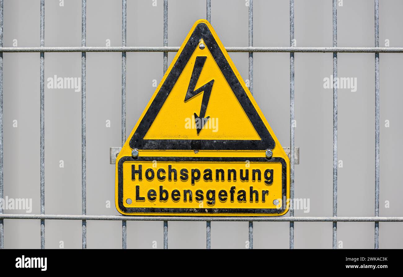 Ein Schild warnt für Hochspannung und der dadurch verbundenen Lebensgefahr. (Rafz, Schweiz, 15.07.2023) Foto Stock