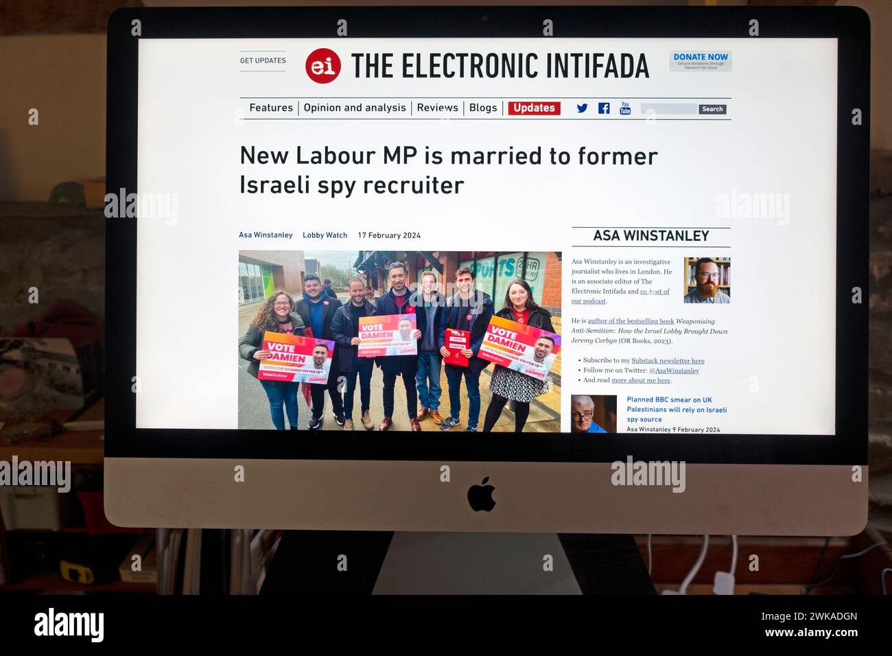 "Il nuovo deputato laburista è sposato con l'ex reclutatore di spie israeliane" titolo su ei The Electronic Intifada website computer Screen Damien Egan article 2024 UK Foto Stock