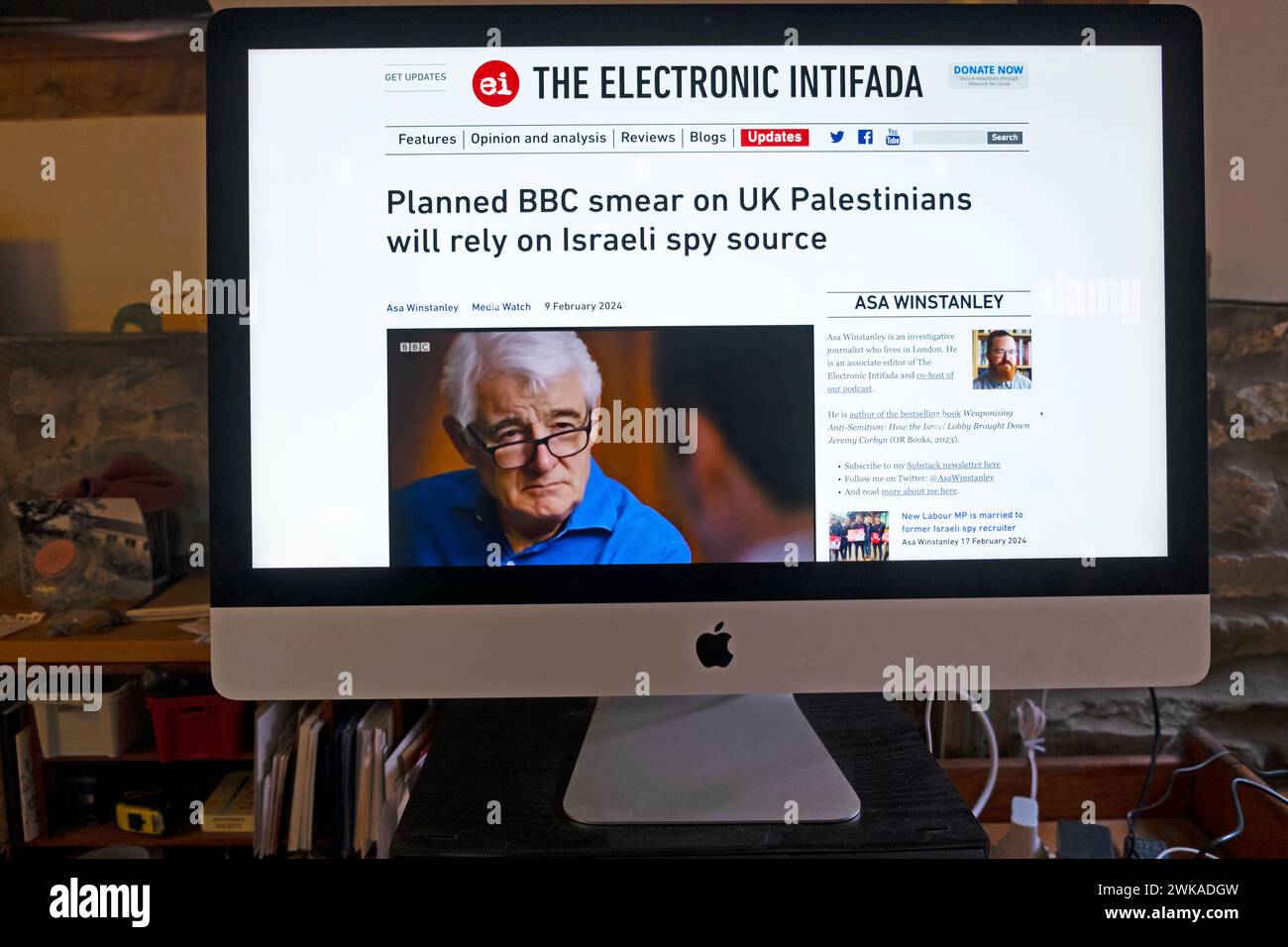 "Il programma di diffamazione della BBC sui palestinesi britannici si baserà su una fonte di spionaggio israeliana" il sito web dell'Intifada computer Screen Panorama articolo 2024 Regno Unito Foto Stock