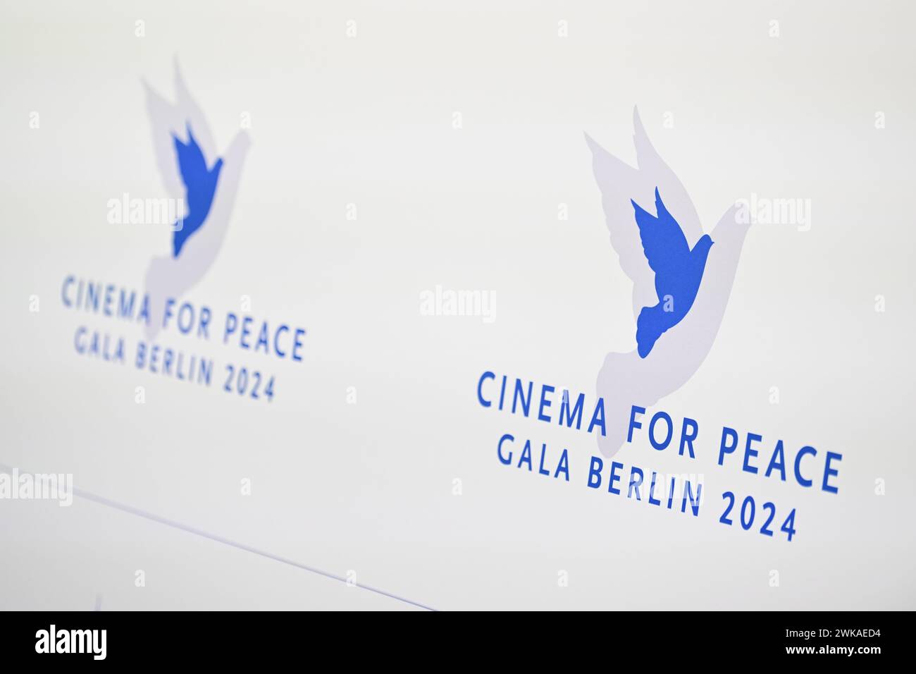 Berlino, Germania. 19 febbraio 2024. Logo e lettere del Cinema for Peace Gala Berlin al Westhafen Event & Convention Center (WECC). Crediti: Fabian Sommer/dpa/Alamy Live News Foto Stock