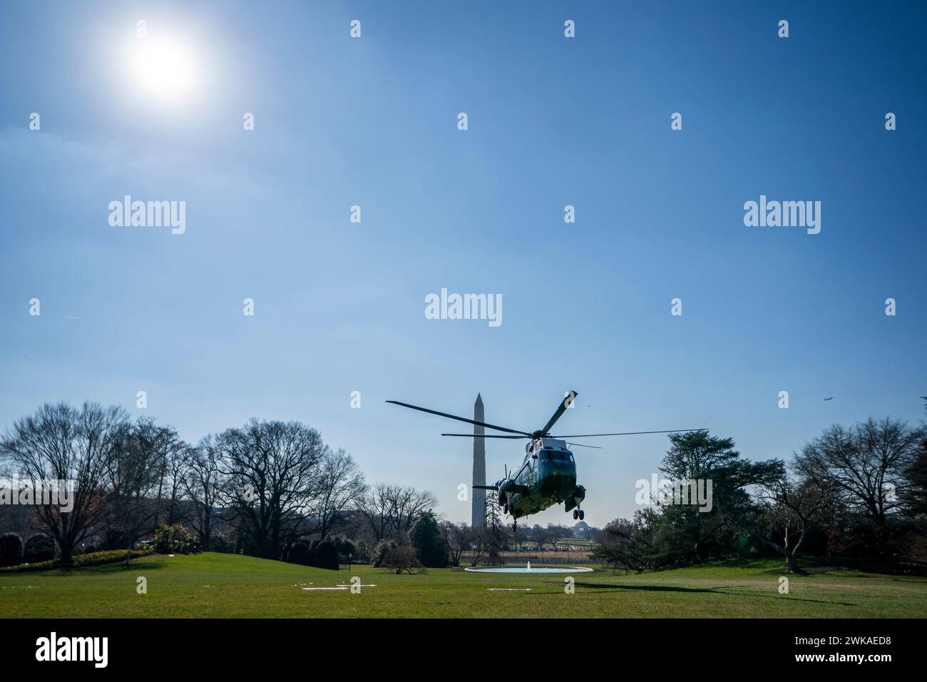 Washington, DC, USA. 19 febbraio 2024. Marine One, con il presidente degli Stati Uniti Joe Biden a bordo, atterra sul South Lawn della Casa Bianca a Washington, DC, USA, 19 febbraio 2024. I funzionari della campagna di Biden attendono con impazienza il prossimo discorso sullo stato dell'Unione per ripristinare la percezione pubblica dell'età e della vitalità del presidente Bidens. Credito: Shawn Thew/Pool tramite CNP/dpa/Alamy Live News Foto Stock