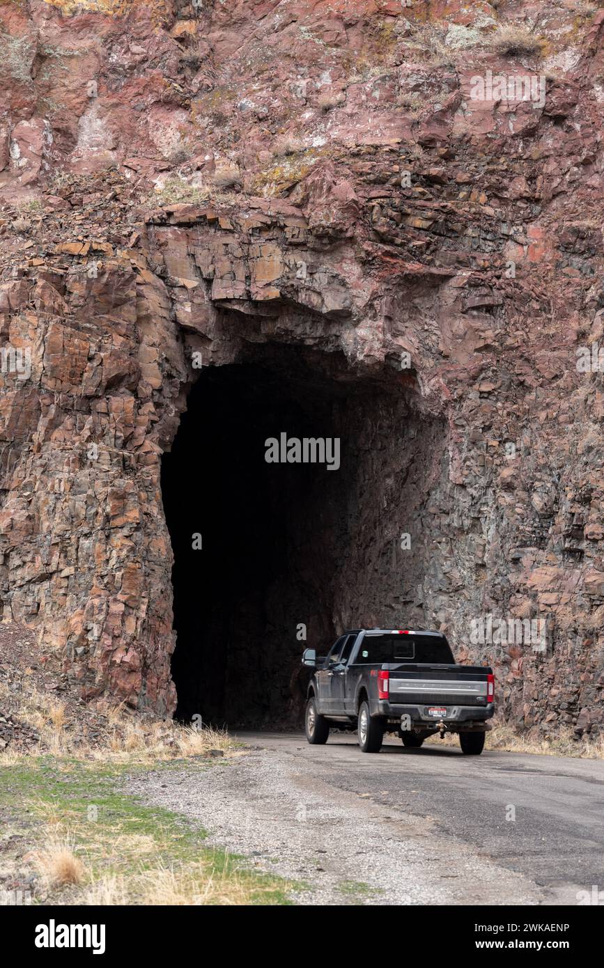 Camion che entra nel tunnel sulla Owyhee Lake Road nella contea di Malheur, Oregon. Foto Stock