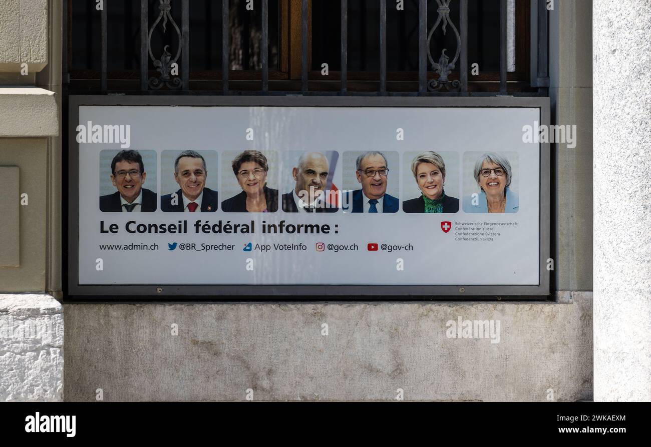 Auf der Fassade des Medienzentrum sind die sieben Mitglieder des Bundesrates, sowie die Socialmedia Kanäle des Bundes, aufgeführt. Foto Stock
