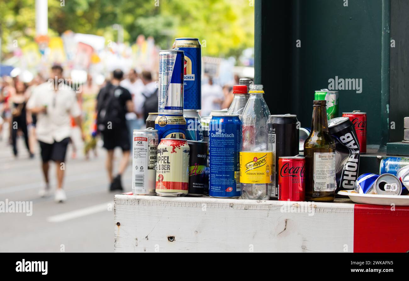 Müll aller Art sammelt sich, während der 30. Zürcher Street Parade, auf den Strassen Zürichs AN. (Zürich, Svizzera, 12.08.2023) Foto Stock