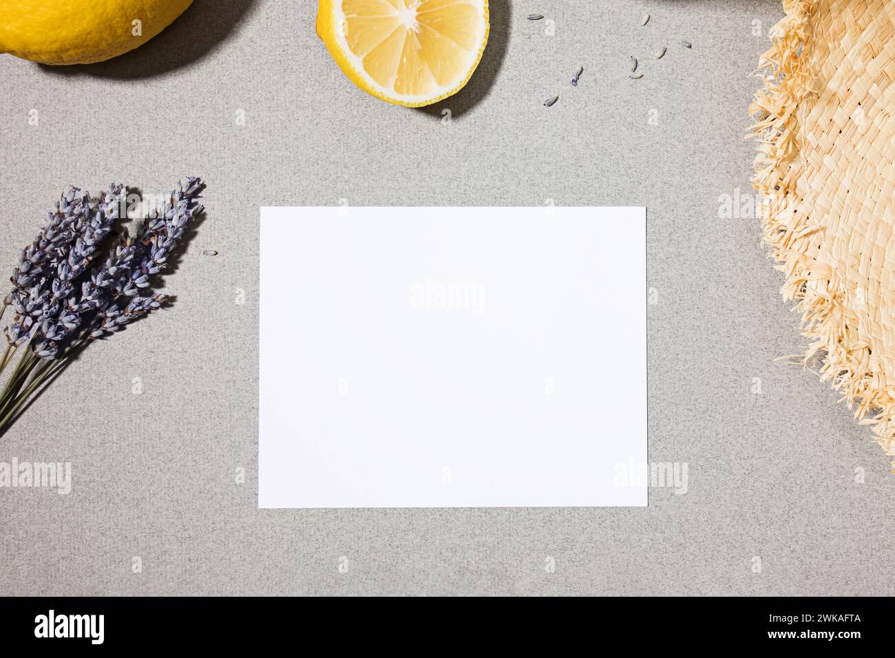 Mock-up di carta bianca e accessori estivi, vista dall'alto Foto Stock