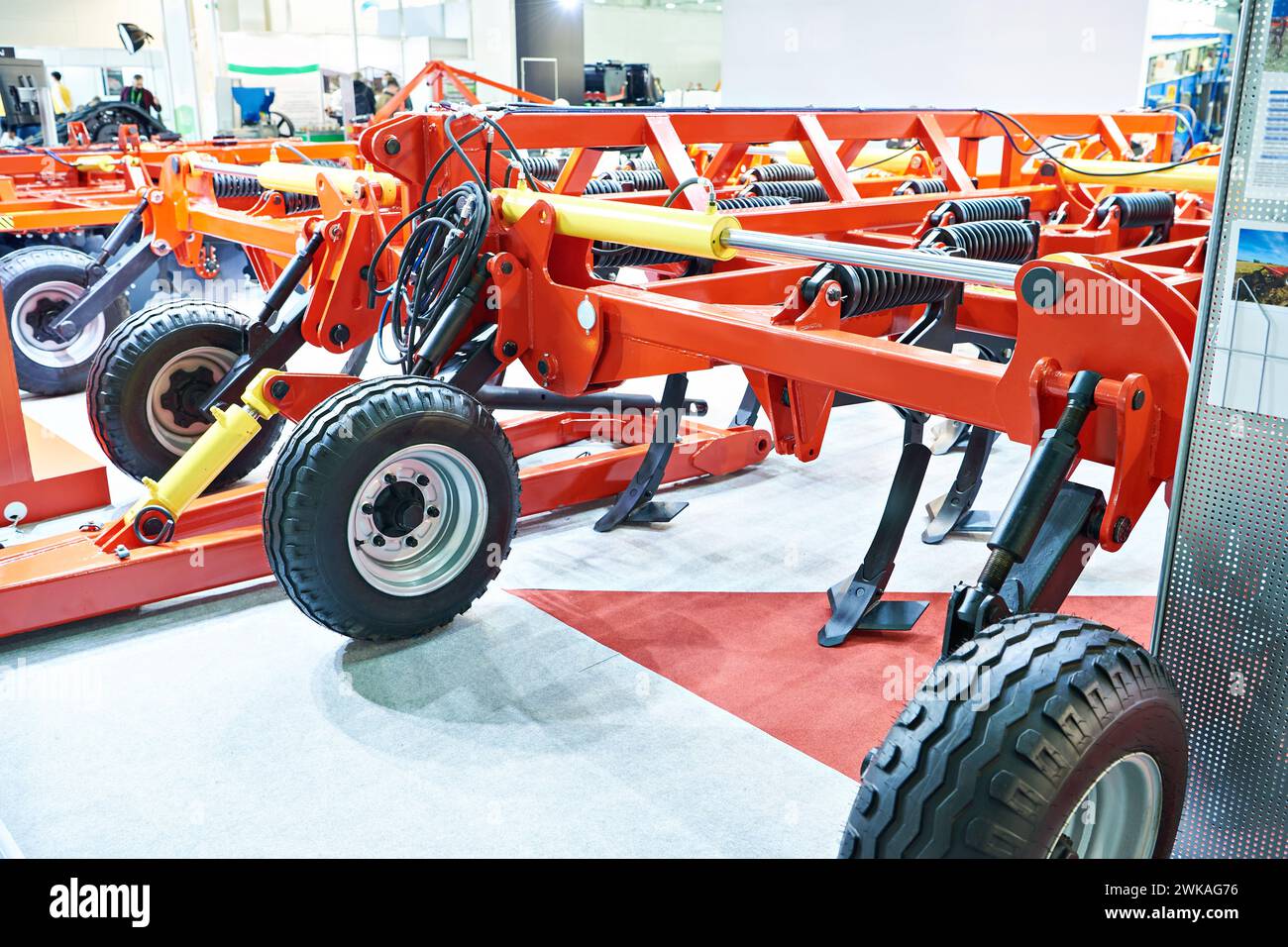 Coltivatore universale per coltivazione a file con montanti a molla alla fiera agricola Foto Stock