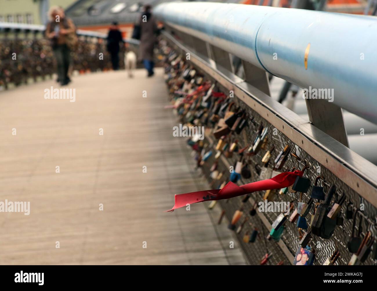 Cracovia. Cracovia. Polonia.Bernatka Footbridge (Kladka Bernatka) un fiume della Vistola che attraversa Podgorze e Kazimierz noto come ponte dell'amore Foto Stock