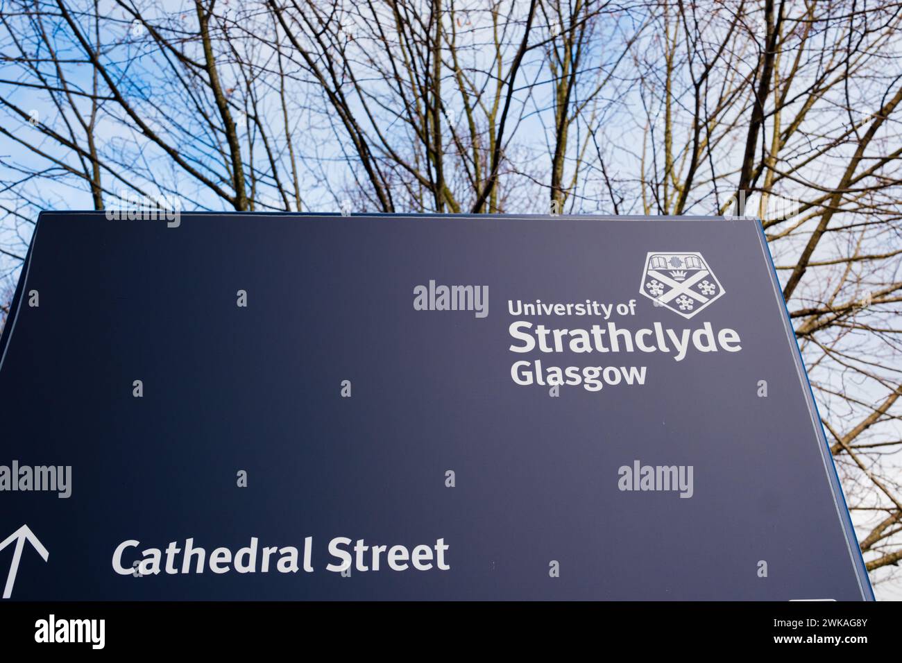 Glasgow, Scozia: 12 febbraio 2024: Insegna esterna dell'Università di Strathclyde in Cathedral Street Foto Stock