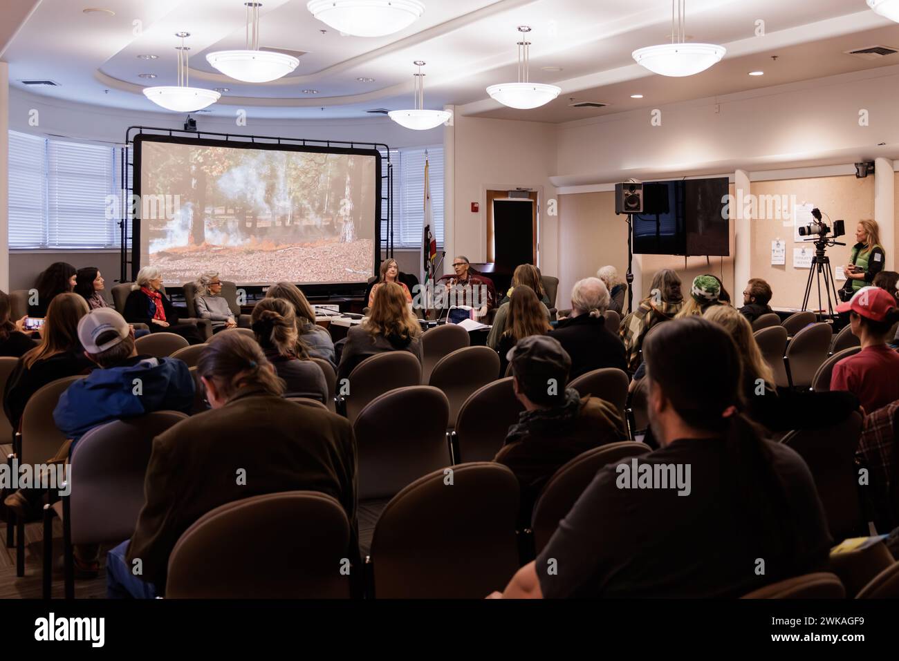 Nevada City, Stati Uniti. 17 febbraio 2024. La South Yuba River Citizens League ospita il Wild and Scenic Film Festival 2024 a Nevada City e Grass Valley, California, dal 15 al 19 febbraio 2024. Il Creative Corps Model Panel sta discutendo di scarsità di cibo, acqua dolce, conflitti di terra fertile, incendi e minacce per la salute pubblica, così come di come artisti, portatori di cultura, musei, gallerie e altre ONG stanno sensibilizzando, al municipio di Nevada City, California, sabato 17 febbraio 2024. (Foto di Penny Collins/NurPhoto) credito: NurPhoto SRL/Alamy Live News Foto Stock