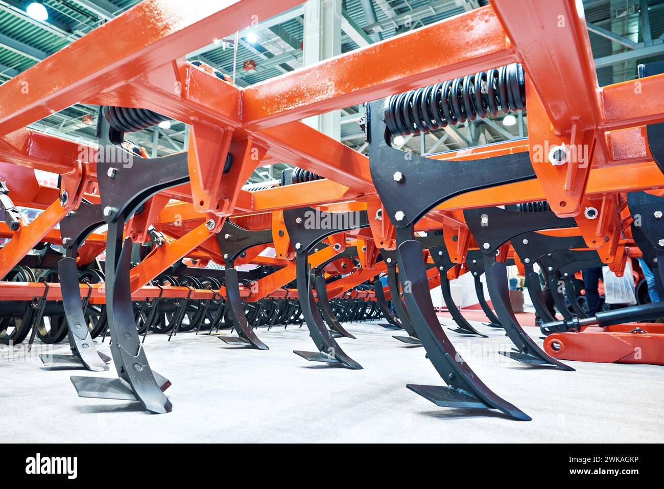 Coltivatore universale per coltivazione a file con montanti a molla alla fiera agricola Foto Stock