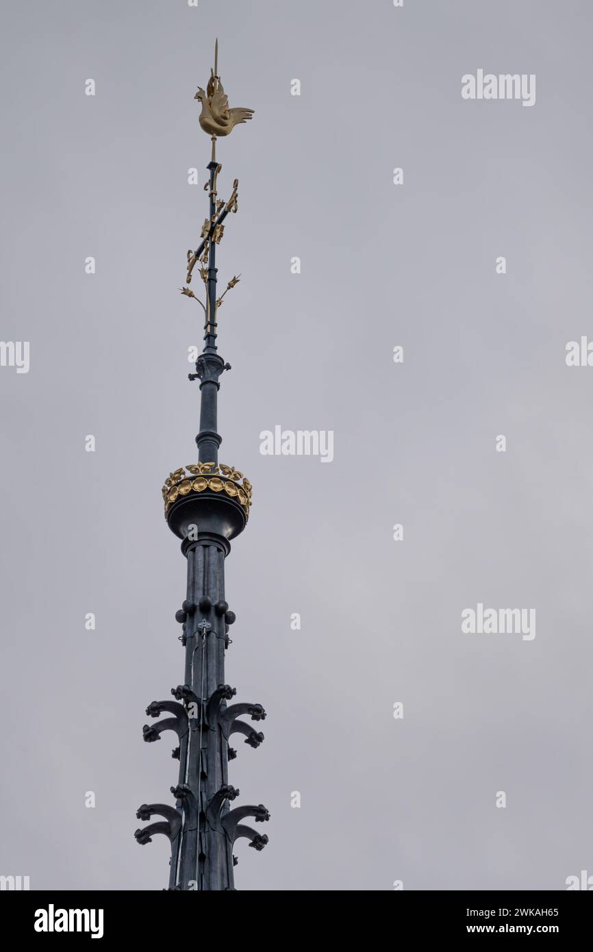 Parigi, Francia - 02 15 2024: Notre Dame de Paris. Vista della guglia sormontata dal gallo dorato della cattedrale di Notre-Dame che emerge dall'immensa sc Foto Stock