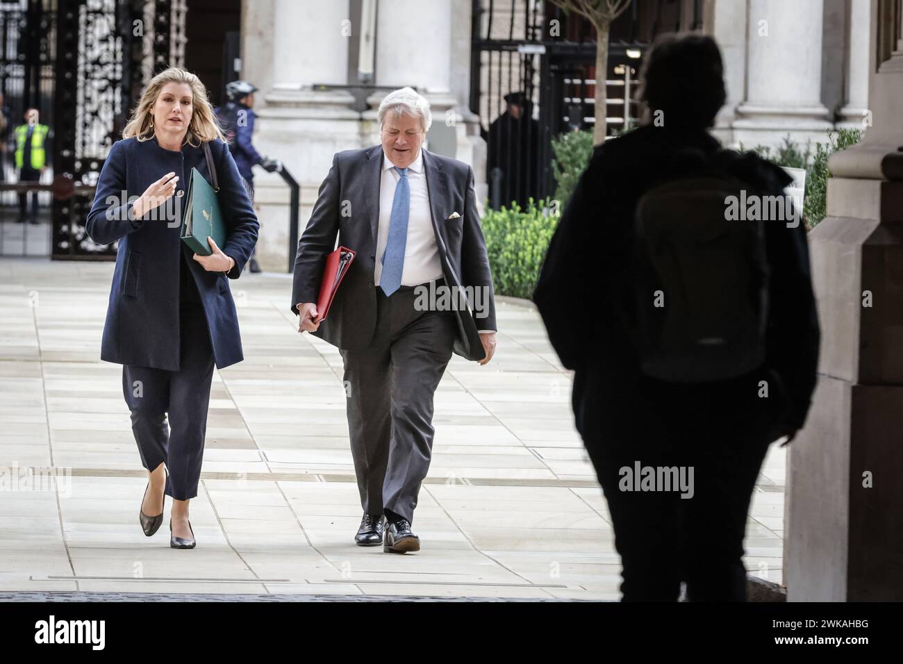 Londra, Regno Unito. 18 febbraio 2024. Penny Mordaunt, deputato, Lord Presidente del Consiglio, leader della camera dei comuni e Lord True, leader della camera dei Lord. I ministri partecipano alla riunione del gabinetto di governo al 10 di Downing Street all'insolito momento di lunedì pomeriggio, a Westminster, Londra, Inghilterra. Crediti: Imageplotter/Alamy Live News crediti: Imageplotter/Alamy Live News Foto Stock