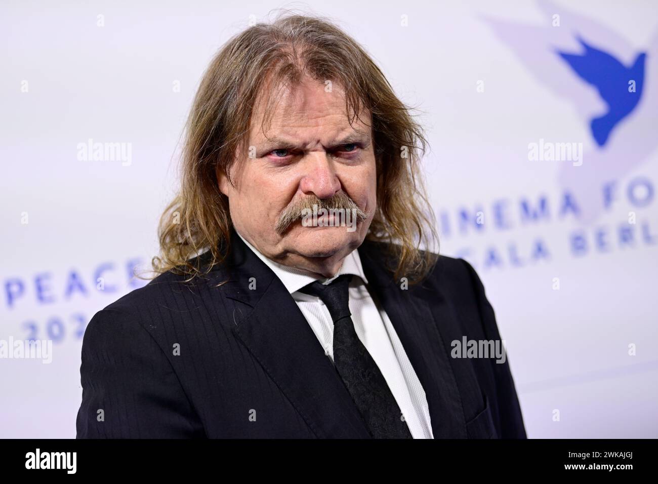 Berlino, Germania. 19 febbraio 2024. Leslie Mandoki, musicista, viene al Cinema for Peace Gala di Berlino al Westhafen Event & Convention Center (WECC). Crediti: Fabian Sommer/dpa/Alamy Live News Foto Stock