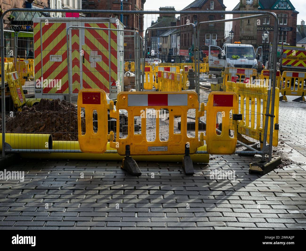 Barriere che indicano la chiusura temporanea parziale di Stricklandgate, A6, nel centro della città a causa di un importante rinnovo delle infrastrutture. Foto Stock